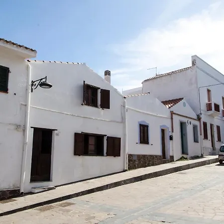 Dom wakacyjny House “under The Tower”, Beach & Shops 3 Min. Far Calasetta